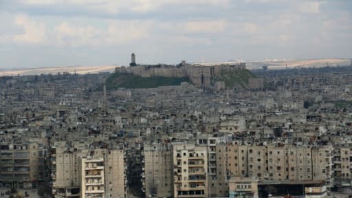 Vue générale d'Alep, dans le nord de la Syrie, avec la citadelle en arrière-plan, le 3 mars 2015 Vue générale d'Alep, dans le nord de la Syrie, avec la citadelle en arrière-plan, le 3 mars 2015
