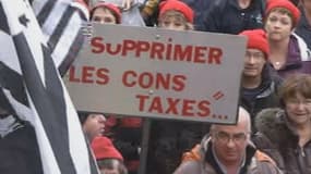 Des milliers de bonnets rouges ont défilé samedi dans les rues de Quimper contre l'écotaxe et pour l'emploi en Bretagne