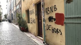 Un tag anti Airbnb dans une rue du quartier du Panier 