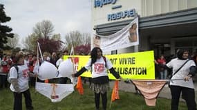 Manifestation des salariées de Lejaby, à Rillieux, près de Lyon. La direction et les syndicats de Lejaby ont trouvé un accord améliorant les primes de licenciement, ce qui a mis fin mercredi au blocus du siège du fabricant de lingerie féminine entamé le 1