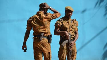 Des soldats burkinabè devant le siège de l'état-major à Ouagadougou le 3 mars 2018
