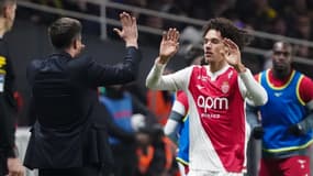 Sébastien Pocognoli félicite Maghnes Akliouche pendant un match de l'AS Monaco, le 29 octobre 2025