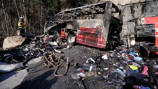 Un pompier inspecte les décombres du bus.