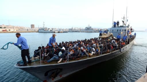 Des migrants recueillis par les garde-côtes libyens, le 26 mai 2017 à Tripoli