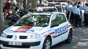 Dans la nuit de vendredi à samedi, un malfaiteur a foncé avec sa voiture sur un policier qui tentait de l'interpeller, lui fracturant le pied. (photo d'illustration)