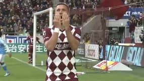 La drôle célébration de Lukas Podolski avec Kobe