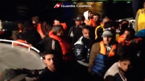 Des migrants survivants ramenés par les secouristes sur les côtes italiennes, jeudi.