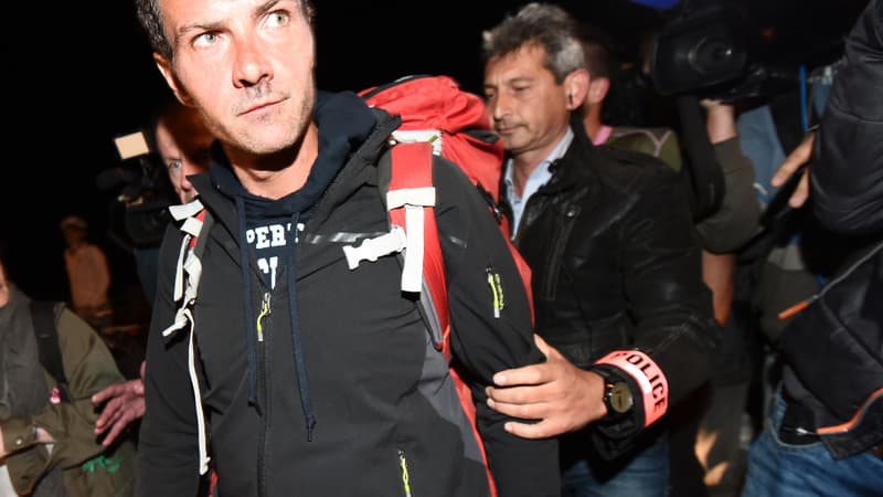 Le 18 mai 2014, Jérôme Kerviel est interpellé par la police devant de nombreuses caméras.