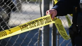 Un policier installe un bandeau sur une scène de crime à Half Moon Bay, en Californie, le 24 janvier 2023 (image d'illustration)