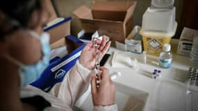 Préparation d'une dose de vaccin Pfizer/BioNTech le 29 mai 2021 dans un centre de vaccination à Versailles, près de Paris 