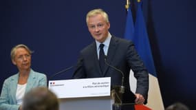 Le ministre de l'Economie Bruno Le Maire (d) et la ministre de la Transition écologique Elisabeth Borne, lors de la présentation du plan de soutien à la filière aéronautique, le 9 juin 2020 à Paris