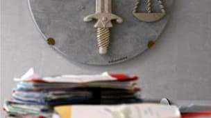 Des familles de victimes de l'attentat de Karachi, en 2002 au Pakistan, ont déposé plainte pour faux témoignage et entrave à la justice contre l'ancien juge antiterroriste Jean-Louis Bruguière. Les plaignants reprochent à l'ancien magistrat l'absence pend