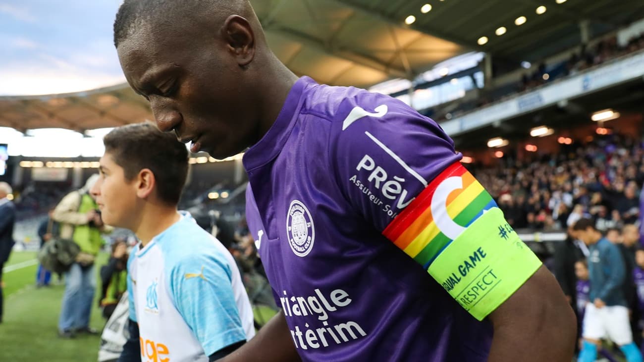 Max-Alain Gradel (Toulouse) a commencé la rencontre avec deux brassards, avant d'enlever l'arc-en-ciel.