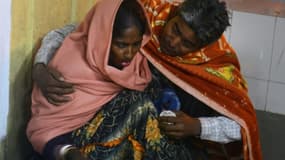 Une femme et son mari à l'hôpitel le 4 janvier 2016 après le violent séisme qui a frappé Siliguri dans le nord-est de l'Inde