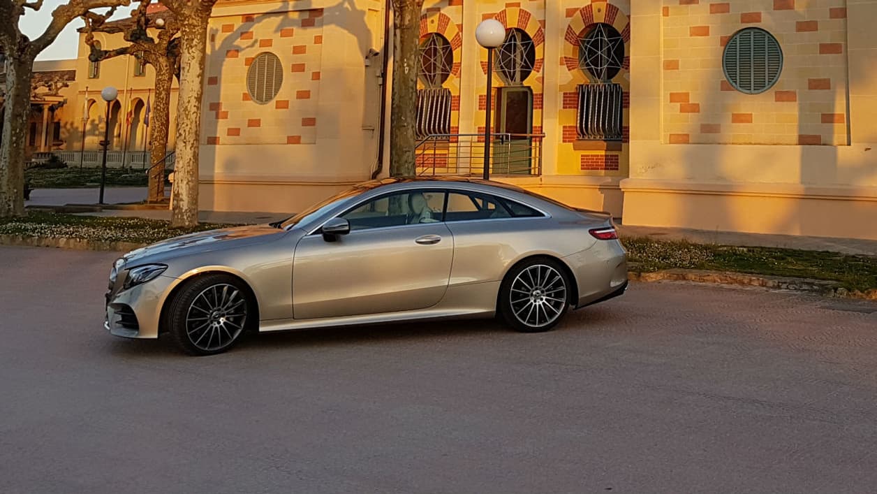 En beige, notre Classe E prend un petit coup de vieux mais reste tout de même très agréable à l'oeil. En beige, notre Classe E prend un petit coup de vieux mais reste tout de même très agréable à l'oeil.