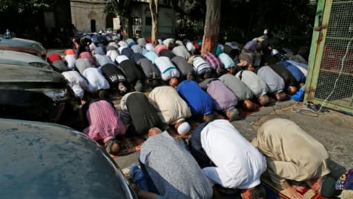 Des musulmans palestiniens prient dans la Vieille ville de Jérusalem, à l'extérieur de l'esplanade des Mosquées, le 25 juillet 2017 Des musulmans palestiniens prient dans la Vieille ville de Jérusalem, à l'extérieur de l'esplanade des Mosquées, le 25 juillet 2017