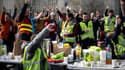 Les syndicalistes de la SNCF participent à une assemblée générale pour voter la prolongation de la grève à la gare Matabiau de Toulouse, dans le sud-ouest de la France, le 9 mars 2023