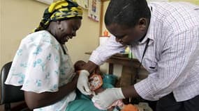 Vaccination contre la malaria à Kilifi, au Kenya. Le gel des donations de trois pays européens au Fonds mondial de lutte contre le sida, la tuberculose et la malaria menace de ralentir l'offensive contre ces maladies. /Photo d'archives/REUTERS/Joseph Okan