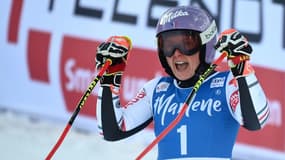 La Française Tessa Worley célèbre sa victoire dans le géant de Coupe du monde de Kronplatz, le 26 janvier 2021 à Plan de Corones (Italie)