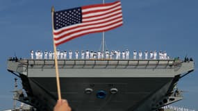  Des marins de l'US Navy se tiennent sur le pont, se préparant au départ du porte-avions USS Gerald R. Ford de la base navale de Norfolk, en Virginie, le 24 juin 2025. 