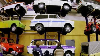 Deux frères sont parvenus à atteindre 235 km/h au volant d'une Trabant, une performance réalisée pour fêter les vingt ans de la réunification allemande. /Photo d'archives/REUTERS/Hannibal Hanschke