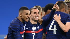Kylian Mbappé et Antoine Griezmann lors de France-Galles