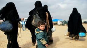 Des réfugiés syriens ayant fui les combats à Alep attendent à proximité de la ville d'Azaz, près de la frontière turque, le 6 février 2016