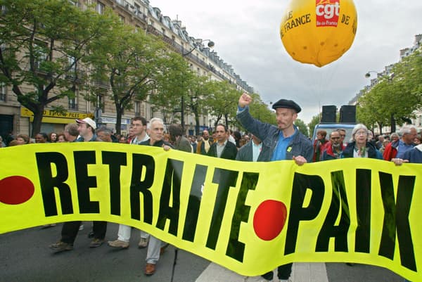 Des manifestants défilent à Paris, le 1er mai 2003.