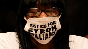 La nièce de Byron Williams porte un masque lui rendant hommage.