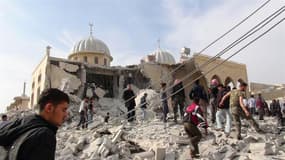 Une mosquée détruite à Maarat al Nouamane, dans la province d'Idlib, dans le nord de la Syrie, mercredi. L'armée syrienne suspendra ses opérations de vendredi matin à lundi, tout en se réservant le droit de riposter en cas d'attaque ou d'attentat des rebe