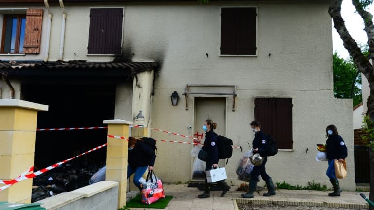Des membres de la police scientifique arrivent le 5 mai 2021 à Mérignac, près de Bordeaux, à l'endroit où une femme de 31 ans a été brûlée vive par son mari