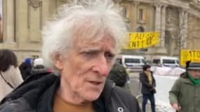 Jean-Baptiste Eyraud, le porte-parole de Droit au logement le 25 décembre 2024 sur la place Clémenceau à Paris