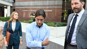 Mark Chavez, le "médecin de la kétamine" inculpé dans le cadre de la mort de l'acteur Matthew Perry au palais de justice fédéral de Roybal à Los Angeles accompagné de ses avocats, le 30 août 2024.