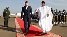 Emmanuel Macron accueilli par le président nigérien Mahamadou Issoufou à son arrivée à Niamey, le 22 décembre 2019