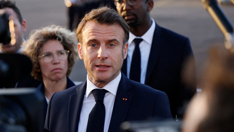 Emmanuel Macron s'exprime devant la presse sur le tarmac de l'aéroport de Cayenne, en Guyane, le 25 mars 2024