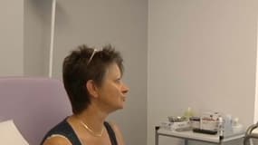 Une patiente en consultation avec un médecin, à travers un écran.