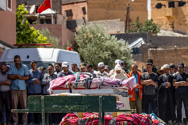 Des Marocains pleurent leurs morts et se recueillent, après le séisme, à Moulay Brahim, au Maroc, le 9 septembre 2023