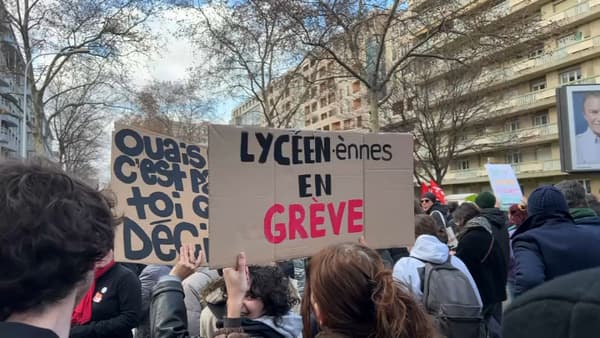 Des lycéens manifestant à Lyon contre le projet de réforme des retraites le 31 janvier à Lyon.