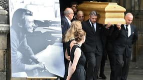 Le cercueil du dessinateur Jean-Jacques Sempé quitte l'église de Saint-Germain-des-Prés lors de ses funérailles, le 19 août 2022 à Paris
