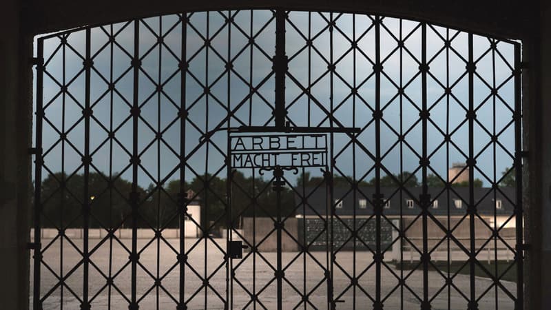 La porte en fer forgé du camp de concentration de Dachau en Allemagne.