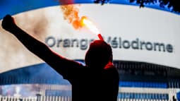 Un supporter devant le stade Vélodrome de Marseille. 