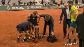 Zverev, touché à la cheville et sorti sur fauteuil roulant, en demi-finale de Roland-Garros 2022