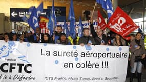 Manifestation d'agents de sécurité à l'aéroport Roissy-Charles-de-Gaulle, mercredi. Des agents de sécurité aéroportuaires ont entamé dimanche leur dixième jour de grève, sans incidence sur le trafic aérien français, en particulier à l'aéroport de Roissy-C