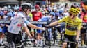 Tadej Pogacar et Jonas Vingegaard font un check lors du Tour de France 2023