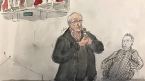 Ce croquis judiciaire réalisé le 4 mars 2025 montre le chirurgien français à la retraite Joël Le Scouarnec (au centre) s'exprimant lors de son procès pour agression ou viol sur 299 patientes, au tribunal correctionnel de Vannes.