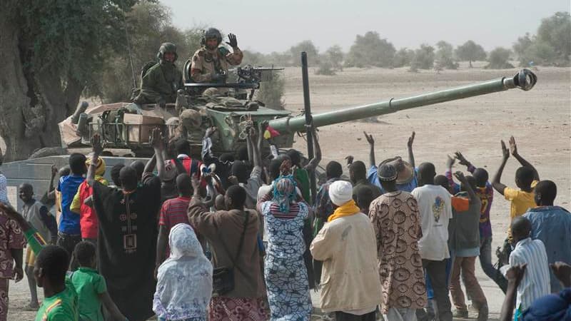 Militaires français accueillis par des habitants de Tombouctou à leur arrivée dans la ville, lundi. La France est favorable au "déploiement rapide" d'observateurs internationaux au Mali où ses forces armées sont engagées dans un conflit contre les rebelle