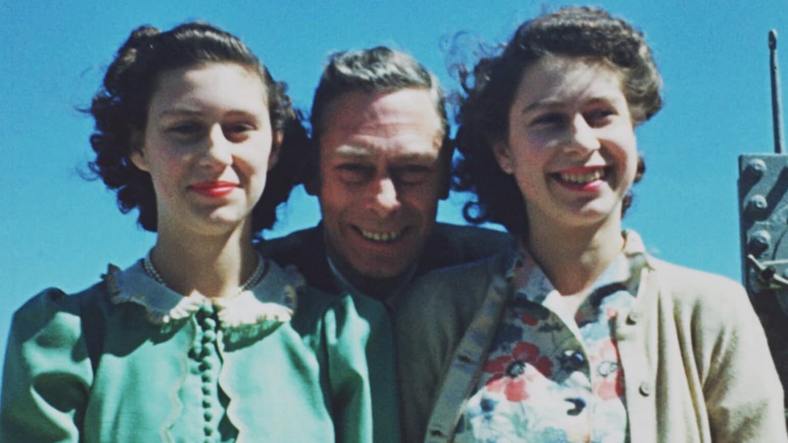 Elizabeth II (à droite) avec sa sœur Margaret et leur père George VI Elizabeth II (à droite) avec sa sœur Margaret et leur père George VI