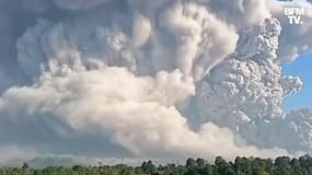  Indonésie: un volcan rentre en éruption et crache un nuage de fumée 