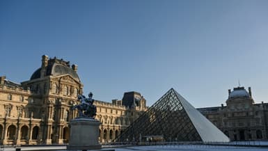 Le musée du Louvre et la pyramide conçue par l'architecte sino-américain Ieoh Ming Pei, le 6 janvier 2026 à Paris