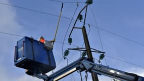 Des techniciens d'Enedis réparent des lignes électriques le 5 février 2017 pèrs de Bégadan.